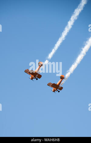 Formation acrobatique exposition de marche de l'aile par l'équipe d'Aerosuperbatics anciennement l'équipe de Breitling Wingswalkers, Crunchie Flying Circus et l'équipe de Tsutly Butterfly Banque D'Images