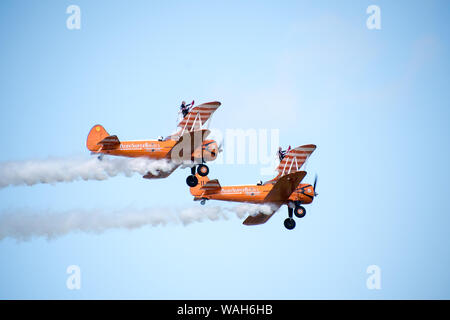 Formation acrobatique exposition de marche de l'aile par l'équipe d'Aerosuperbatics anciennement l'équipe de Breitling Wingswalkers, Crunchie Flying Circus et l'équipe de Tsutly Butterfly Banque D'Images