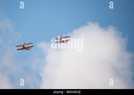 Formation acrobatique exposition de marche de l'aile par l'équipe d'Aerosuperbatics anciennement l'équipe de Breitling Wingswalkers, Crunchie Flying Circus et l'équipe de Tsutly Butterfly Banque D'Images