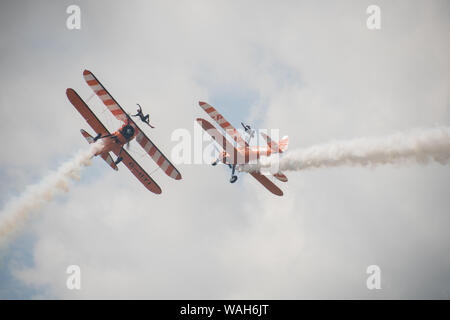 Formation acrobatique exposition de Wingwalking par l'équipe d'Aerosuperbatics anciennement l'équipe de Breitling Wingswalkers, Crunchie Flying Circus et l'équipe de wetly Butterfly Banque D'Images