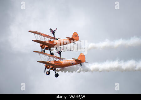 Formation acrobatique exposition de marche de l'aile par l'équipe d'Aerosuperbatics anciennement l'équipe de Breitling Wingswalkers, Crunchie Flying Circus et l'équipe de Tsutly Butterfly Banque D'Images