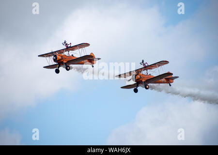 Formation acrobatique exposition de marche de l'aile par l'équipe d'Aerosuperbatics anciennement l'équipe de Breitling Wingswalkers, Crunchie Flying Circus et l'équipe de Tsutly Butterfly Banque D'Images