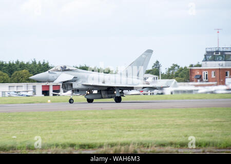 Typhoon de la RAF à l'atterrissage à l'aéroport de London Biggin Hill Banque D'Images