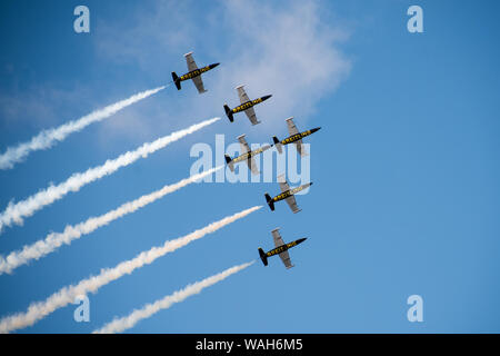 Breitling Jet Team voltige vol en formation avec des traces de fumée dans l'air Banque D'Images