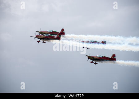 Royal Jordanian Falcons affichage aérien avec de la fumée dans l'air pendant le vol en formation Banque D'Images