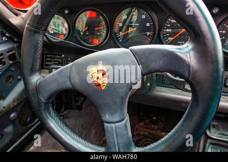 Dans un poste de pilotage intérieur Tatty 1989 à gauche Porsche Carrera 964 Banque D'Images