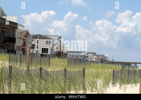 Location de maisons sur la rive de l'océan Atlantique, à Virginia Beach, États-Unis Banque D'Images