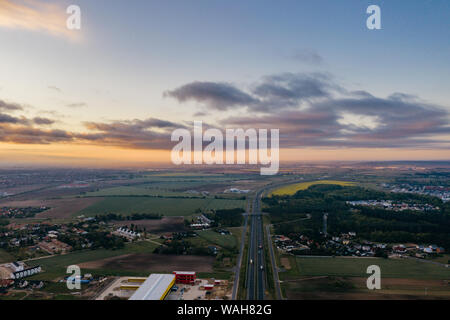 Photographie aérienne de la ville de drones banlieues, l'autoroute autour de la ville principale. Banque D'Images