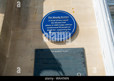 Blue Plaque commémorant les assises sanglantes du juge Jeffreys, Wells Town Center,Wells, Somerset, England, UK. Banque D'Images