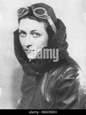 Amy Johnson, Amy Johnson, a fait un vol en solo à l'Australie en mai 1930 Amy Johnson (1903 - disparu le 5 janvier 1941, sur l''estuaire de la Tamise), femme pilote pionnier qui s'est fait connaître par son effort pour établir un record pour un vol solo de Londres à Darwin, Australie. Banque D'Images