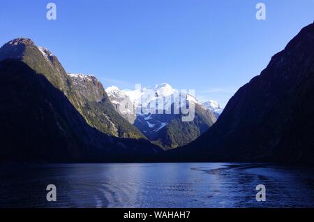 Vue depuis la route panoramique à bord d'un navire de Milford Sound valley et la réflexion du son Banque D'Images