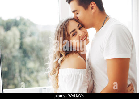 Beau couple at home Banque D'Images