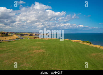 Vue nord de Souter Phare dans le village de Marsden, South Shields, Tyne & Wear, Royaume-Uni. Banque D'Images