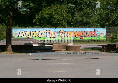 Walldorf, Allemagne - le 11 août 2019 : le skate les voies d'une jeunesse et sports park sur le bord d'un parc paysage avec graffitis sur 11 Août, 2019 dans W Banque D'Images