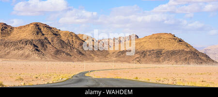 (Selective focus) avec une vue magnifique sur le célèbre Kings Highway, belle route sinueuse qui traverse le désert de Wadi Rum. Banque D'Images