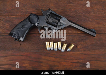 Période WW2 British Army Revolver à munitions sur table en bois Banque D'Images