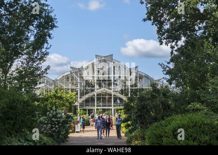 Vue de l'extérieur de l'emblématique à la Serre Jardin RHS Wisley, Surrey, Angleterre du Sud-Est, lors d'une journée ensoleillée en été Banque D'Images