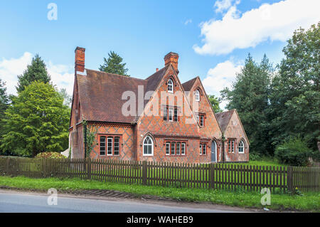 Vue sur Orchard Cottage, une architecture gothique victorien vide en construction , Surrey village Wisley, le sud-est de l'Angleterre avec le quadrillage à la maçonnerie Banque D'Images