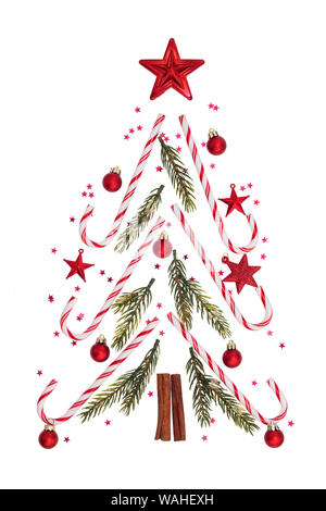 Des branches de sapins, des boules, des cannes de bonbon pastel sur fond gris. L'hiver, Noël, nouvel an concept.Flatlay, vue du dessus, copiez l'espace. Banque D'Images