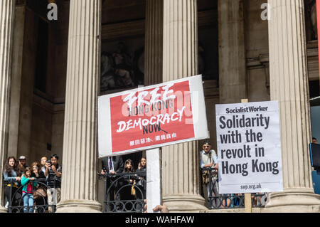 Piquets étant détenu par les partisans de l'UK Solidarité avec Hong Kong Rally à l'extérieur de la Galerie nationale. Banque D'Images