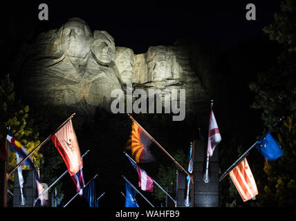 Mount Rushmore National Memorial, éclairage en soirée, cérémonie des drapeaux, Avenue, South Dakota, United States, par Bruce Montagne/Dembinsky Assoc Photo Banque D'Images