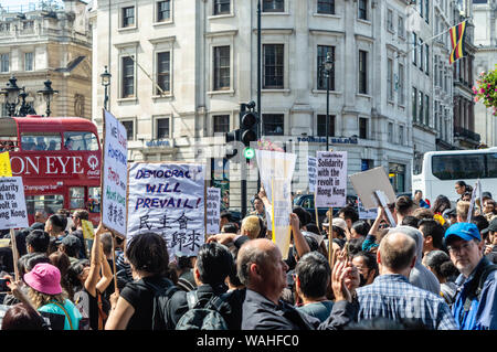 Londres, Royaume-Uni - 17 août 2019 : Des manifestants marchant vers la Place du Parlement en tant que tour bus passe par. Banque D'Images