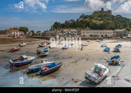 St Michael's Mount Marazion, Cornwall, Angleterre de l'Ouest. Le petit port de St Michael's Mount dans la baie Ouest Cornwall Marazion,. Banque D'Images