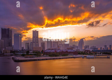 Coucher de soleil au port de Yokohama près de Tokyo, Japon Banque D'Images