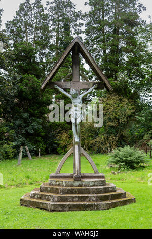 Crucifix ou statue de Jésus Christ sur la croix dans l'église St Mary cimetière, Acton Burnell, UK Banque D'Images