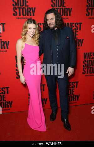 Sydney, Australie. 20 août 2019. Des célébrités et des personnalités locales arrivent sur le tapis rouge pour la soirée d'ouverture de la comédie musicale West Side Story à Joan Sutherland Théâtre, Opéra de Sydney. Sur la photo : Kirby Burgess et Ben Mingay. Crédit : Richard Milnes/Alamy Live News Banque D'Images