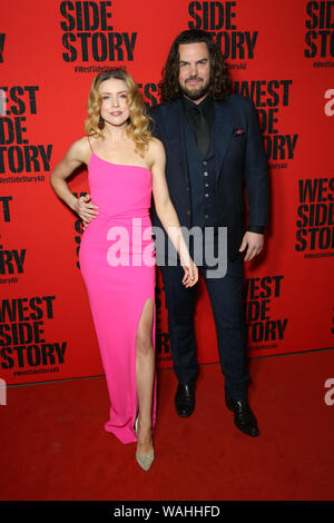 Sydney, Australie. 20 août 2019. Des célébrités et des personnalités locales arrivent sur le tapis rouge pour la soirée d'ouverture de la comédie musicale West Side Story à Joan Sutherland Théâtre, Opéra de Sydney. Sur la photo : Kirby Burgess et Ben Mingay. Crédit : Richard Milnes/Alamy Live News Banque D'Images
