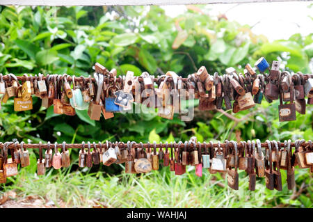CHANTABURI, THAÏLANDE - 4 août 2019 : Le groupe de couples Amour Cérémonie au Nang Phaya View Point Banque D'Images