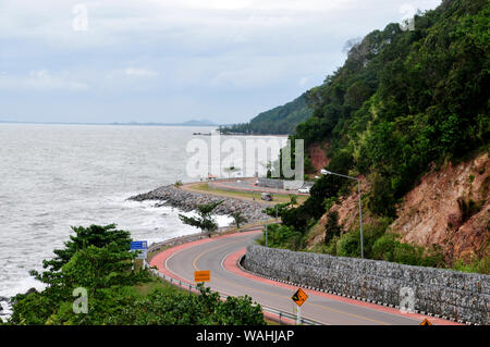 CHANTABURI, THAÏLANDE - 4 août 2019 : Belle Courbe en S Route par mer Photo prise à partir de Nang Phaya View Point (Chalerm Burapa Chollathit Road) Banque D'Images