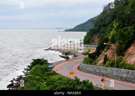 CHANTABURI, THAÏLANDE - 4 août 2019 : Belle Courbe en S Route par mer Photo prise à partir de Nang Phaya View Point (Chalerm Burapa Chollathit Road) Banque D'Images
