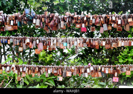 CHANTABURI, THAÏLANDE - 4 août 2019 : Le groupe de couples Amour Cérémonie au Nang Phaya View Point Banque D'Images