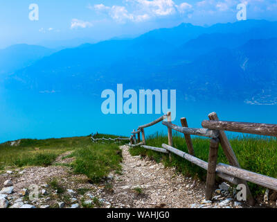 Les prairies alpines au sommet du Monte Baldo Italie et offre une vue sur le lac de Garde dans les lacs italiens dans le nord de l'Italie Banque D'Images