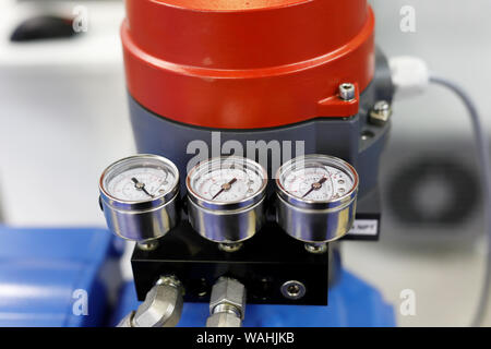 Les manomètres de pression positive analogique avec entrée par le bas en cours d'utilisation. Banque D'Images