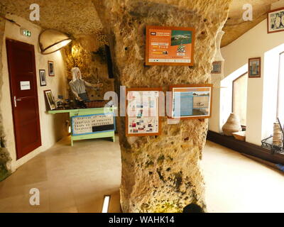 Les grottes de Regulus étaient occupés jusqu'en 1976 par le restaurant Fontaines haut lieu de la gastronomie depuis a été transformée en une maison troglodyte Banque D'Images