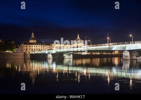 Pont de la Guillotiere pont de Lyon, France plus d'un panorama de la rive du rhône (Quais de Rhone) la nuit avec les principaux monuments de Banque D'Images