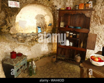 Les grottes de Regulus étaient occupés jusqu'en 1976 par le restaurant Fontaines haut lieu de la gastronomie depuis a été transformée en une maison troglodyte Banque D'Images