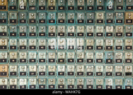 Un mur de meubles anciens restaurés et les boîtes non utilisées avec serrures à combinaison sur l'affichage en spéculateur, NY USA Banque D'Images