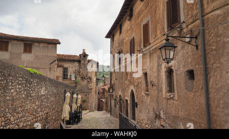 Petit, ancienne ville de Tuscania avec de vieilles maisons médiévales et étroite rue pavée, province de Latina, Latium, Italie centrale. Concept du tourisme Banque D'Images