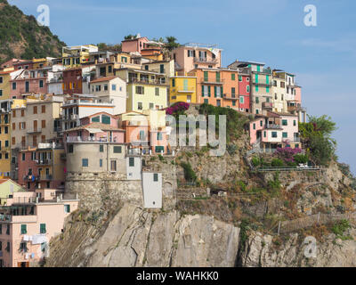 Avis de Manarola. Bâtiments historiques colorés sur une falaise abrupte de près. Paysage urbain italien. Région des Cinque Terre est une destination touristique populaire. L'Italie. Banque D'Images