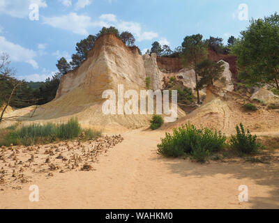 Provence Colorado. Promenades dans un paysage désert étrange avec des formations de roche rouge jaune ocre dans l'ex-extraction dans les carrières. Rustrel, France. La vallée pittoresque. Banque D'Images