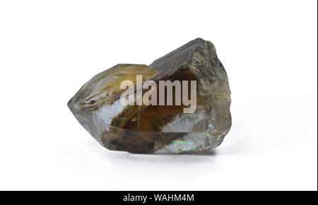 Golden Rutilated quartz, isolé sur fond blanc, la localité, le Pakistan. Banque D'Images