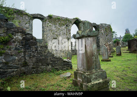 Des fragments de ruines d'une ancienne église parmi les pierres tombales anciennes dans le cimetière de Wigtown cimetière de l'église paroissiale en un jour pluvieux, Wigtown, Dumfries et Gall Banque D'Images