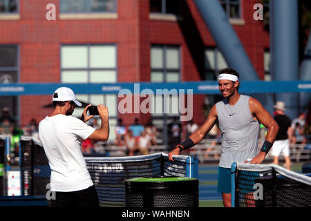 Flushing Meadows, New York - Rafael Nadal, de l'Espagne. 20e Août 2019. prend une pause pendant une session après la pratique d'un téléphone cellulaire photo au Centre National de Tennis à Flushing Meadows, New York Préparation pour l'US Open qui débute lundi prochain. Crédit : Adam Stoltman/Alamy Live News Banque D'Images