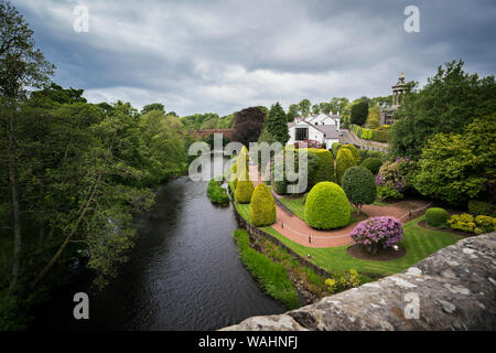 Vue sur la rivière et les arbustes paysagers de Brig o Doon, le pont en pierre voûtée, rendue célèbre par le poète Robert Burns, Alloway, Ayrshire, Scotland, UK Banque D'Images