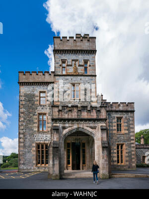 Promenades touristiques en Lews Castle un mock Tudor bâtiment construit au 19ème siècle comme résidence privée pour Sir James Matheson, alors propriétaire de l'île, wh Banque D'Images