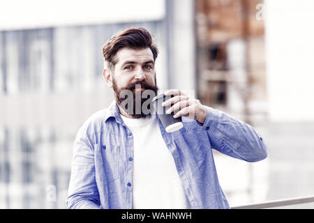 Grandes idées viennent d'un très bon café. L'homme de boire du café à emporter. Homme barbu vous détendre en plein air. Pause café concept. Accro à la caféine. Le café du matin. Hipster matures profiter de boissons chaudes. Faire de sip. Banque D'Images